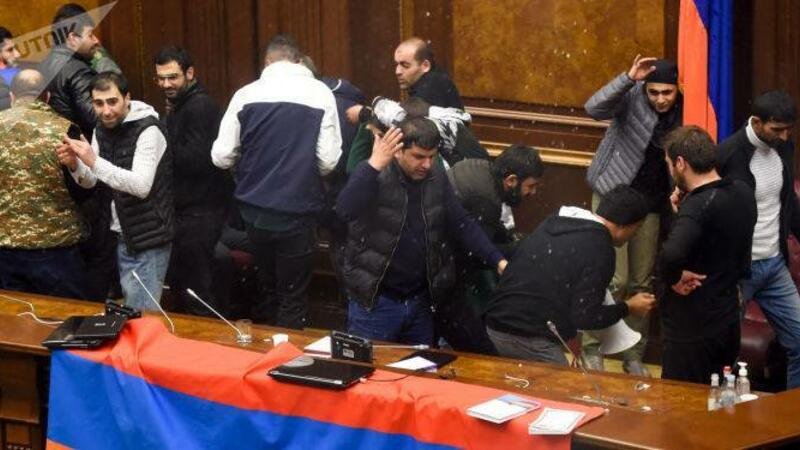 Deputat Ermənistan parlamentini alt-üst etdi 