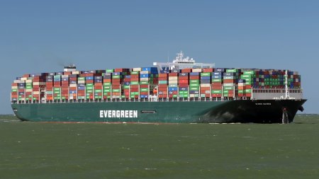 Süveyş Kanalında sıxışan "Ever Given" meqa-konteyner bərəsi iqtisadiyyata böyük zərbədir.