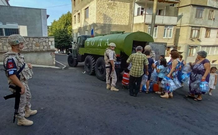 Rusiya sülhməramlıları ermənilərə su paylayır
