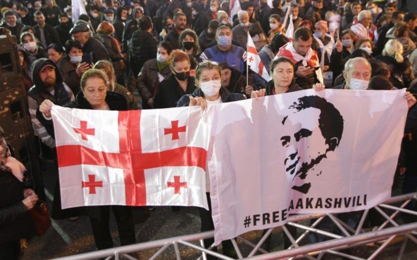 Tbilisidə parlament binası qarşısında Saakaşviliyə dəstək aksiyası keçirilib