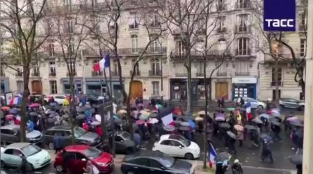 Paris ayağa qalxdı: "Məcburi vaksinasiyaya son!"