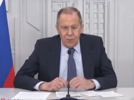 Lavrov Fransızları "petux" xoruz deyərək təhqir etdi. 