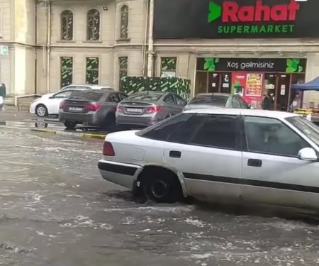 Yağan yağış Bakını yenə iflic etdi. 