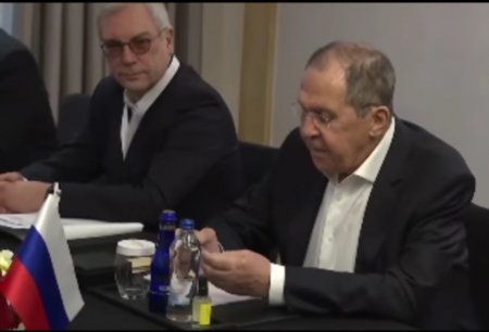 Çavuşoğlu Lavrovla görüşdə masaya Ukrayna bayrağını tərənnüm edən "spirt" qoydu. 
