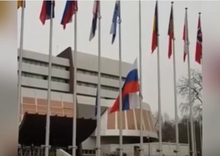 Rusiya bayrağı Avropa şurasının binasından endirildi.