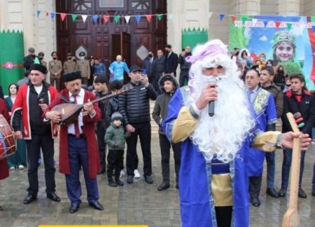 Cəlilabad icra başçısı Novruz şənliyinə kosa əvəzinə "saxta baba" çıxarıb.