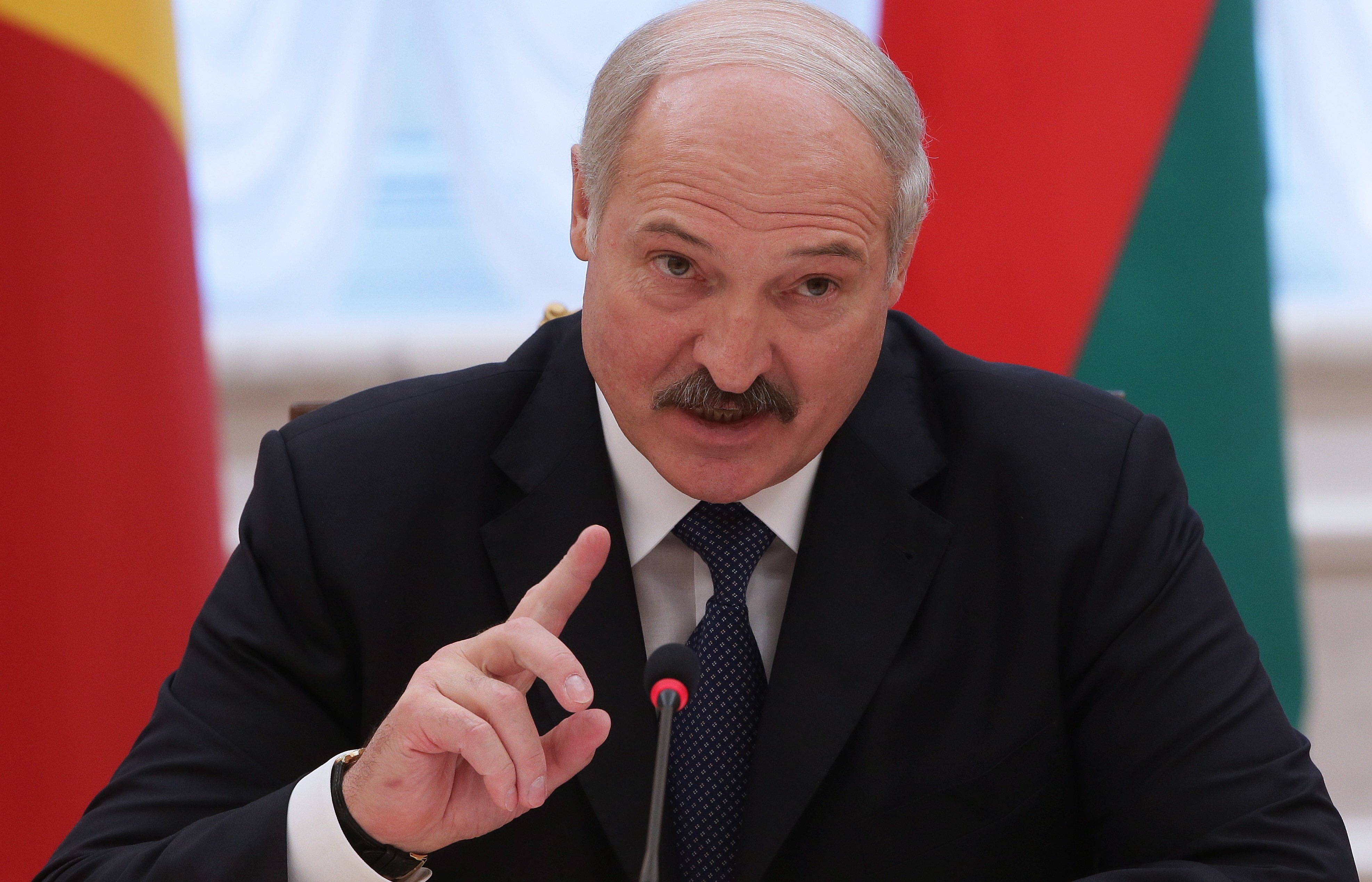 Qərb hibrid müharibəsi aparır - Lukaşenko