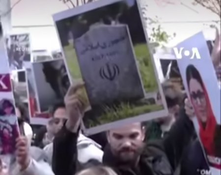 İranın Ankaradakı səfirliyi qarşısında yüzlərlə etirazçı İran rejiminə qarşı aksiya keçirib 