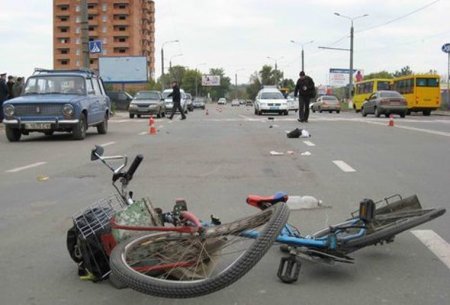 Ucarda avtomobil velosipedçini  vuraraq öldürüb