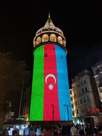 Qardaş Türkiyənin İstanbul körpüsü və Galata kulesi Azərbaycan bayrağına bürünüb