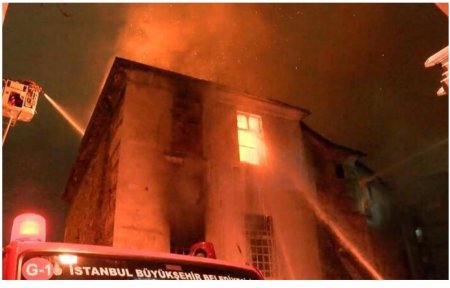 İstanbulda erməni kilsəsi yanıb