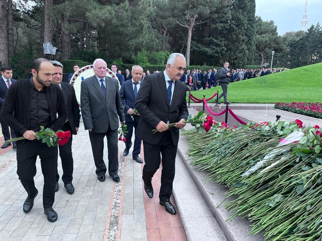 MHP rəhbərliyi Ulu Öndərin məzarını ziyarət edib