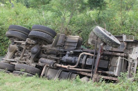 İsmayıllıda “KamAZ” avtomobili aşıb