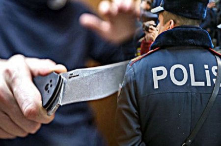İki polis əməkdaşını bıçaqlayan məhkum həbsxanada ölüb
