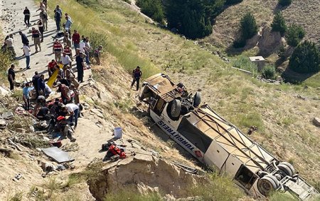 Türkiyənin Qars bölgəsində sərnişin avtobusu dərəyə aşıb. Ölənlər var