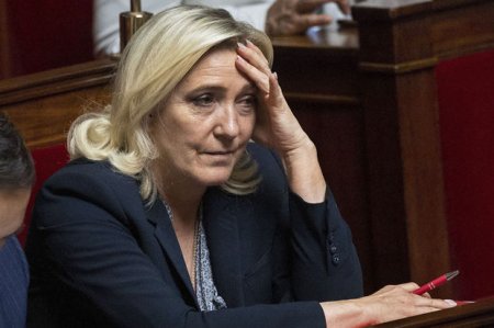 Le Pen saxtakarlıqla bağlı məhkəmə qarşısına çıxarılır