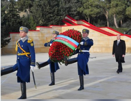 Prezident və xanımı "20 Yanvar" Şəhidlərini ehtiramla yad ediblər