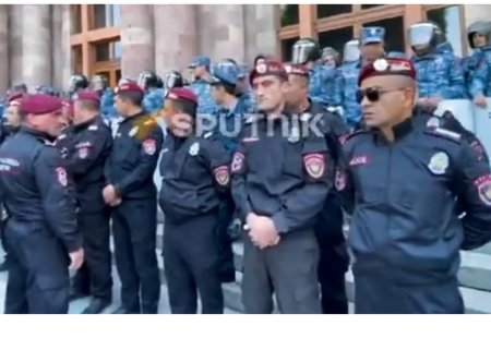 İrəvanda polis hökumət binasını mühasirəyə alıb