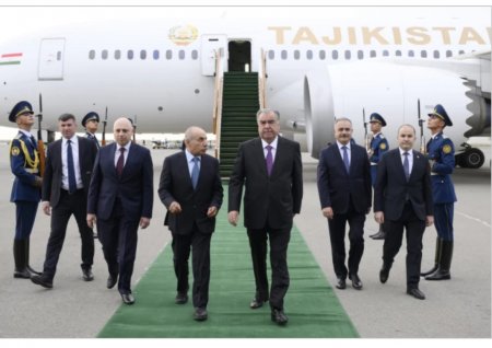 Tacikistan Prezidenti Azərbaycanda səfərdədir