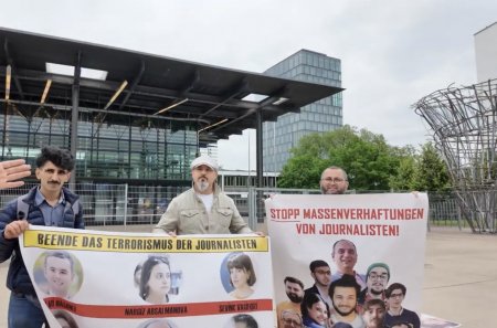 Almaniyada siyasi mühacir həyatı yaşayam bir qrup fəal Bonn şəhərində BMT ofisi qarşısında aksiya keçirir