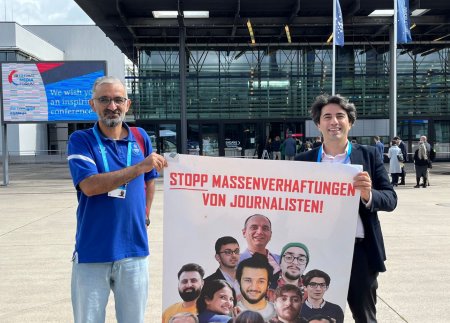 Siyasi mühacirlər Bonn şəhərində “Global Media Form” -un keçirildiyi BMT ofisi qarşısında aksiya keçirib