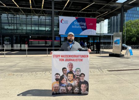 Siyasi mühacirlər Bonn şəhərində “Global Media Form” -un keçirildiyi BMT ofisi qarşısında aksiya keçirib