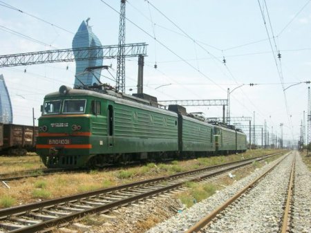 Dəmir yolu xəttini qadağan olunmuş yerdən keçməyə cəhd edən kişi elektrovoza toxunaraq bədən xəsarəti alıb.