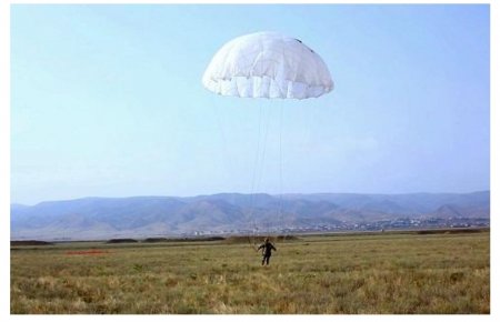 Qubada paraşütlçü uçuş edərkən, yerə çırpılıb öldü