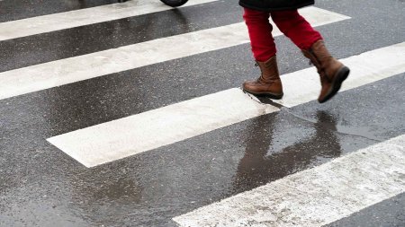 Bakıda avtomobil yolu keçmək istəyən qadını vuraraq öldürüb Bakıda avtomobil yolu keçmək istəyən qadını vuraraq öldürüb