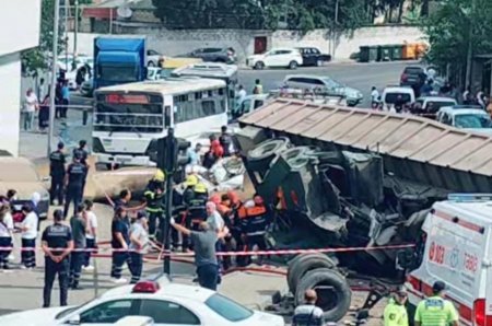 Bakıda ağır yol qəzasında ölənlərin sayı 3-ə çatdı Bakıda ağır yol qəzasında ölənlərin sayı 3-ə çatdı