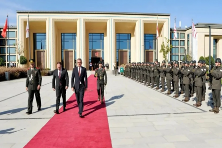 Şimali Kiprin yeni seçilmiş prezidenti and içdi Şimali Kiprin yeni seçilmiş prezidenti and içdi