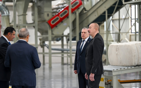 Prezident İlham Əliyev Sabirabadda pambıq emalı zavodunun fəaliyyətini yoxlayıb Prezident İlham Əliyev Sabirabadda pambıq emalı zavodunun fəaliyyətini yoxlayıb