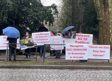 Strasburqda Paşinyan hökumətinə qarşı etiraz aksiyası keçirilib Strasburqda Paşinyan hökumətinə qarşı etiraz aksiyası keçirilib