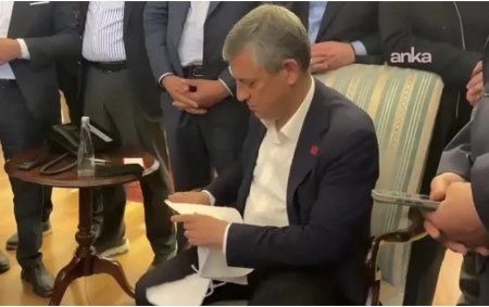 CHP qərargahında gərginlik: Özgür Özel binadan çıxarıldı CHP qərargahında gərginlik: Özgür Özel binadan çıxarıldı