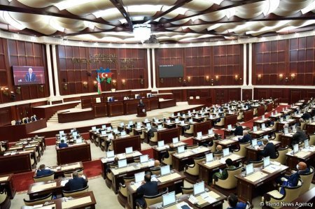 Parlament polisi döyən deputata görə TOPLAŞIR