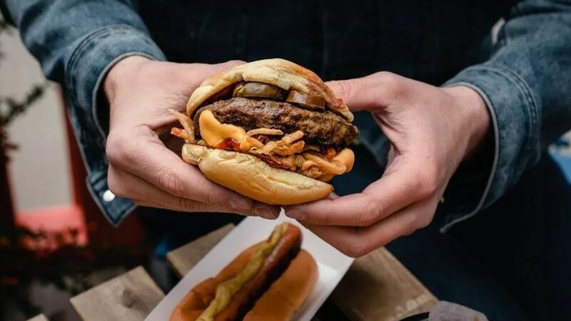 DƏHŞƏTLİ HADİSƏ: hamburgerdən insan barmağı çıxdı