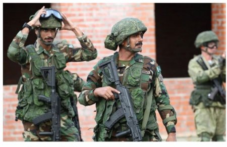 Pakistanda terrorçuların hərbi şəhərciyə hücum edib