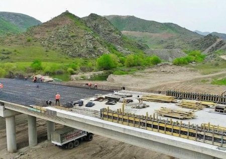 Laçın şəhərinə girmədən yeni yolun tikintisi davam edir
