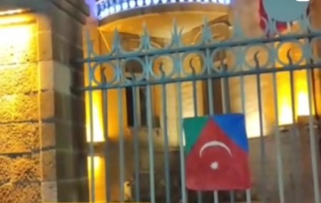 Təbrizdə dövlət binalarında güney Azərbaycan bayrağı asılıb 