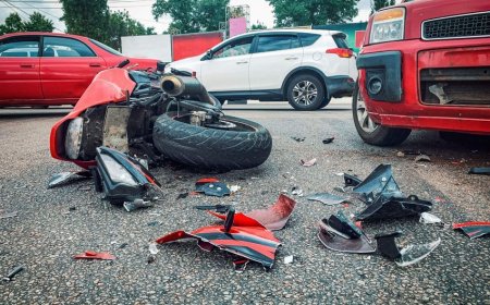 Moped sürücüsü yol kənarında duran avtomobilə çırpılaraq aldığı xəsarətdən ölüb