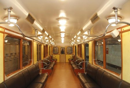 Bakı metrosu Novruzov bayramı ilə əlaqədar retro vaqonları nümayiş etdirir