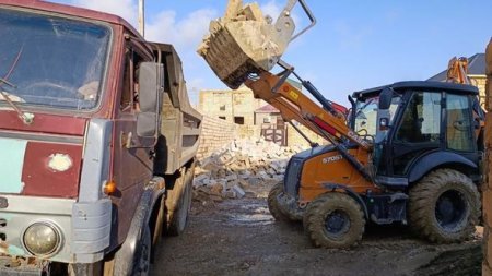 Bakıda dənizkənarı ərazidə qanunsuz tikili sökülür