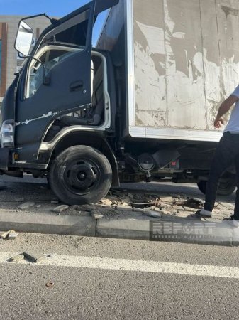 Bakıda yük maşını qəzatörətdi