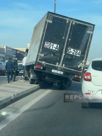Bakıda yük maşını qəzatörətdi