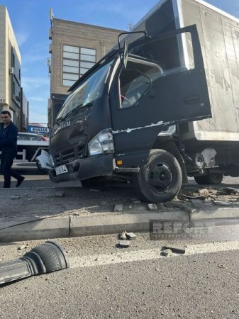 Bakıda yük maşını qəzatörətdi