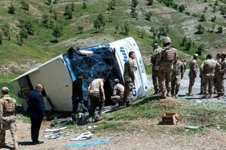 Türkiyədə hərbçiləri daşıyan avtobusun aşması nəticəsində ölən və yaralananlar var