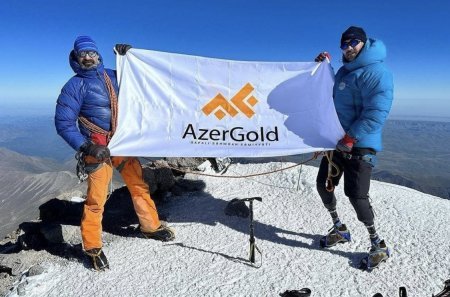    “AzerGold” QSC-nin dəstəyi ilə alpinist İsrafil Aşurlı və qazi Polad Rzayev Elbrus zirvəsini fəth ediblər