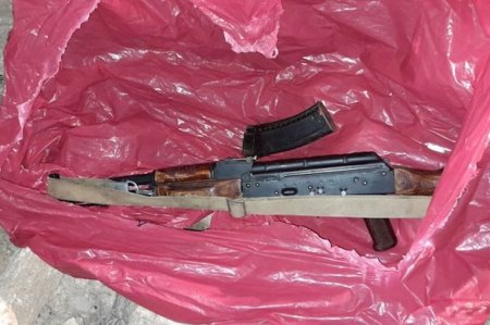 Polis Binədə iki “Kalaşnikov”, iki qumbara və digər silah-sursat aşkarlayaraq götürüb