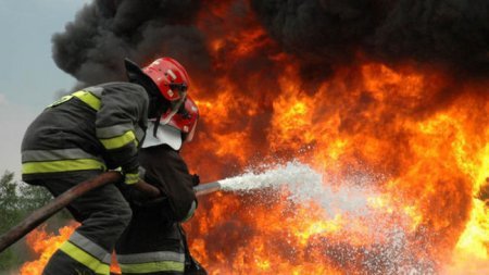 Neftçalada iki mərtəbəli ev yanıb