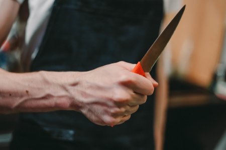 Bakıda kişi öz xalaoğlusunu oldürdü